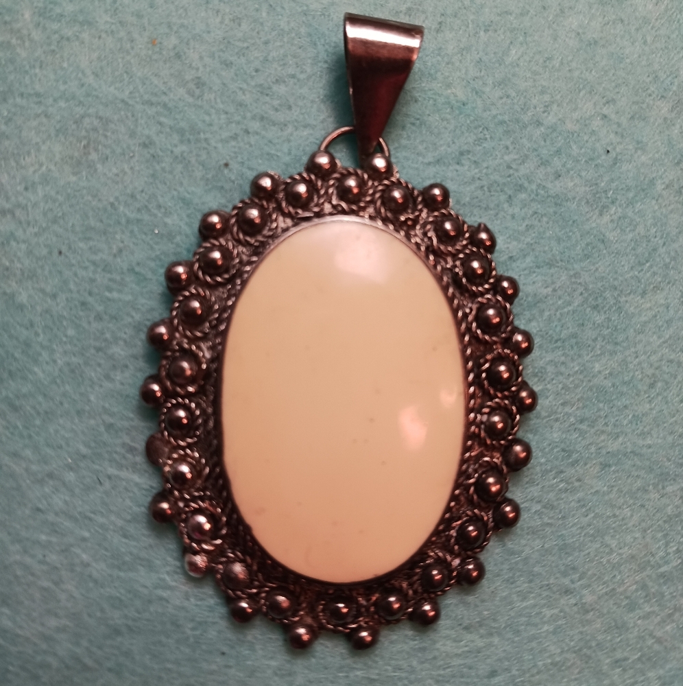 Elegante' Pendant, No Idea What This Is,  Cream Pendant, Silver ? Bone?